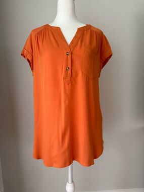 ROSE + OLIVE Orange Blouse Top Size S Short Sleeve V-Neck Pocket Lightweight